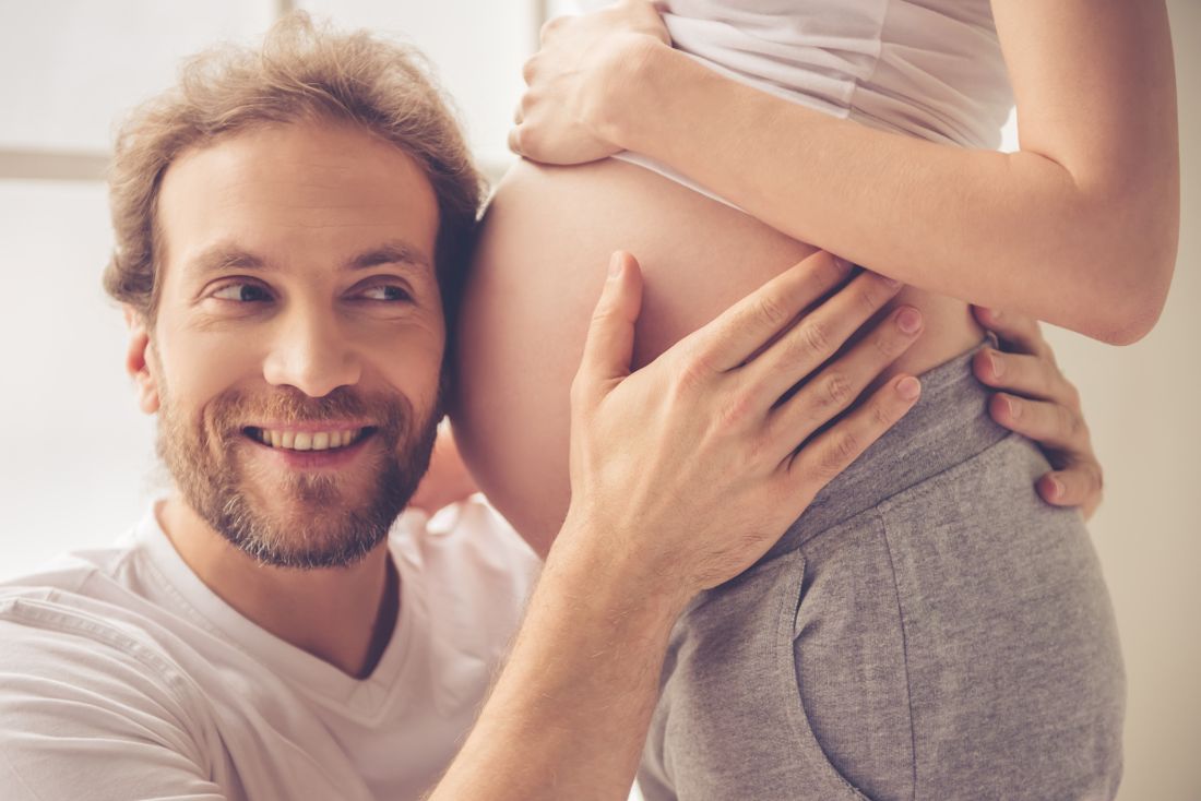 Geburtshilfe_Ohr_an_Babybauch_web.jpeg