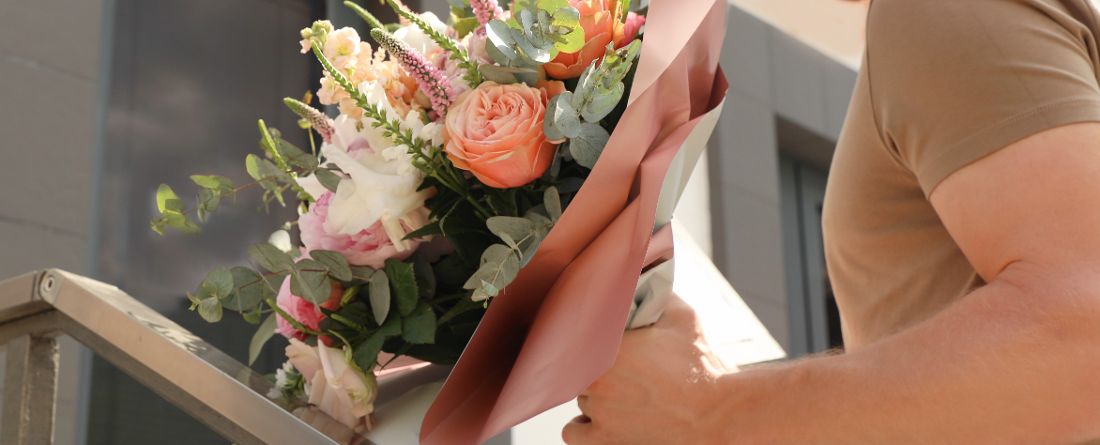 Mann_bringt_Blumenstrauss_schmaler_Bildausschnitt.jpeg Mann_bringt_Blumenstrauss_schmaler_Bildausschnitt.jpeg